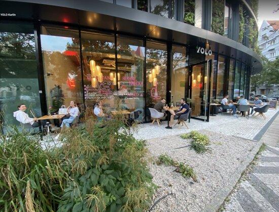 Cafe Bar & Restaurant YOLO Karlin