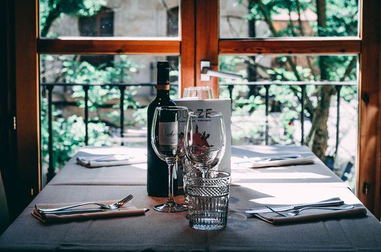 DOZE Restaurante Premium Bar